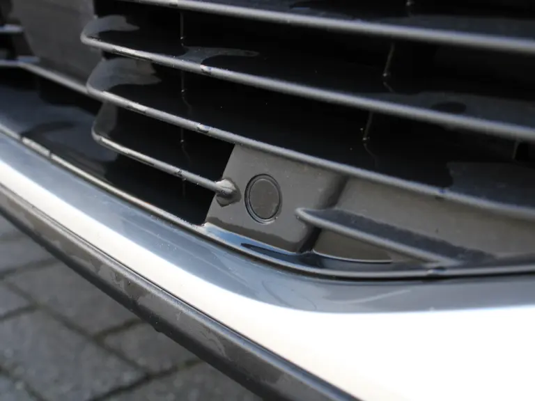 Peugeot e-2008 EV GT 50 kWh Navigatie, Lichtmetalen velgen 18 inch, Keyless Entry, Dodehoek detectie afbeelding 4