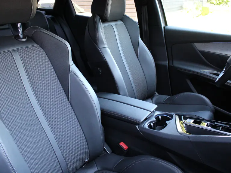 Peugeot 3008 GT 1.2 PureTech 130PK EAT8 Automaat Navigatie, Achteruitrijcamera, Keyless, Stoelverwarming, Elektrische Kofferbak afbeelding 15