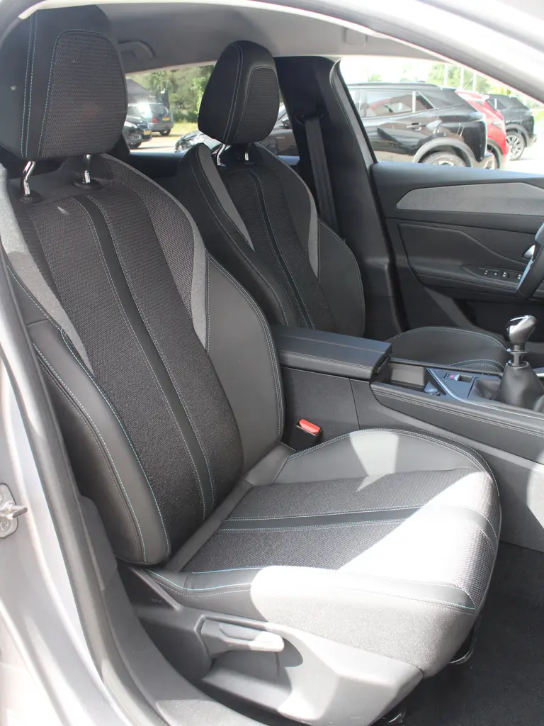 Peugeot 308 SW 1.2 PureTech 130PK Allure Adaptieve Cruis Control, Navigatie, Getinte Ramen afbeelding 30