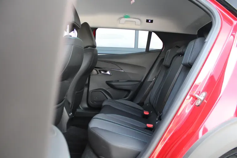 Peugeot 2008 1.2 PureTech Allure Automaat, Trekhaak, Airco, Navigatie, Applecarpl./Andr. Auto afbeelding 10