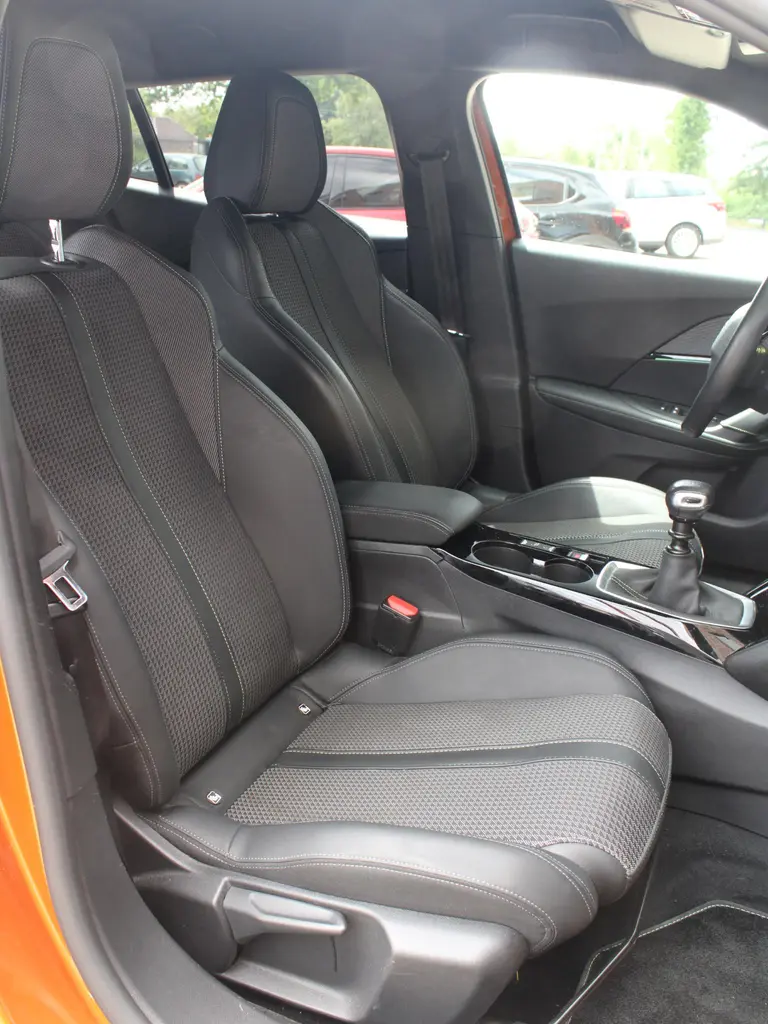 Peugeot 2008 1.2 PureTech GT 130PK Achteruitrijcamera, Navigatie en Dodehoekbewaking afbeelding 22