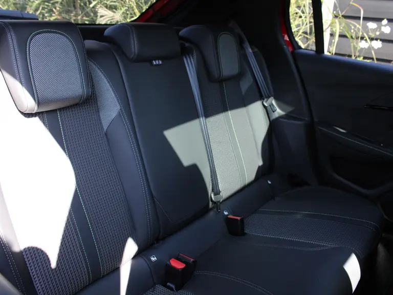 Peugeot 208 1.2 PureTech GT 100PK Navigatie, Panoramadak, Keyless start, Achteruitrijcamera, Apple CarPlay-Android Auto, Parkeersensoren voor & achter afbeelding 14