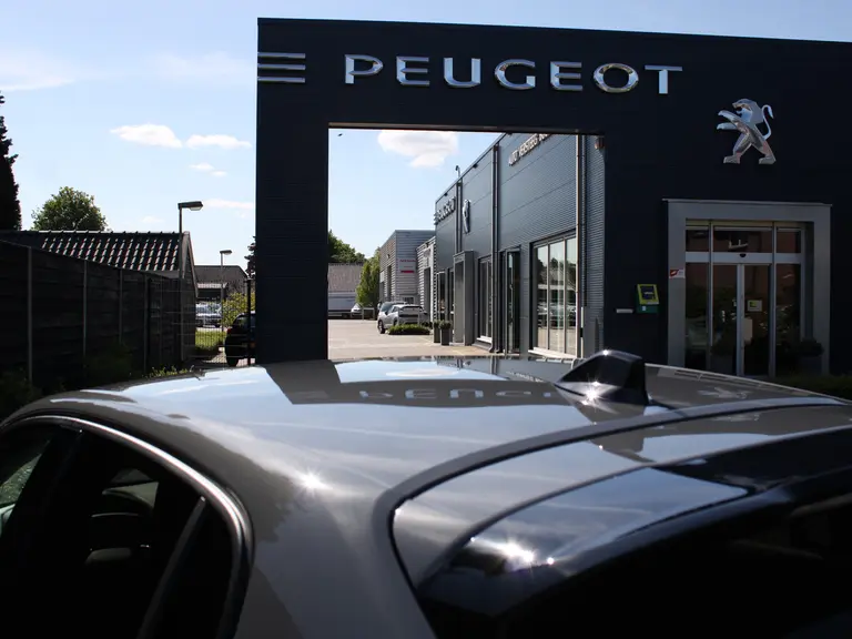 Peugeot 208 Allure 1.2 Hybrid 110PK e-DCS6 Automaat Navigatie, 360 camera, Lichtmetalen velgen, Parkeerhulp voor & achter, Cruise Control afbeelding 34