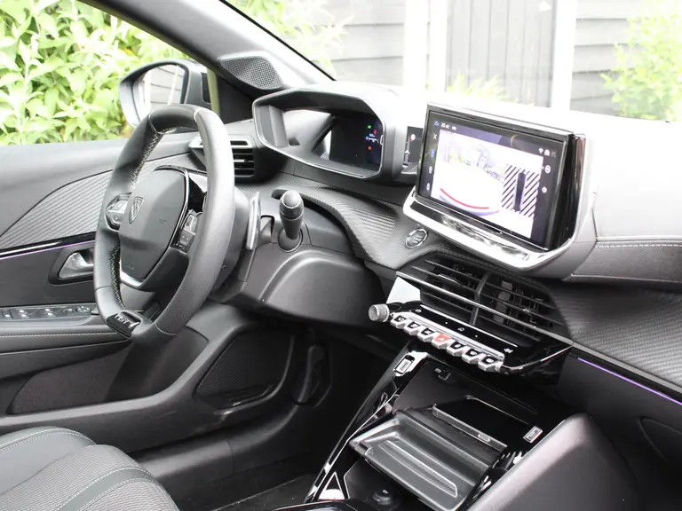 Peugeot 208 GT 1.2 Hybrid 100PK e-DCS6 Automaat Navigatie, Camera Voor & Achter, Panoramadak, Keyless, Apple Carplay, Android Auto afbeelding 17