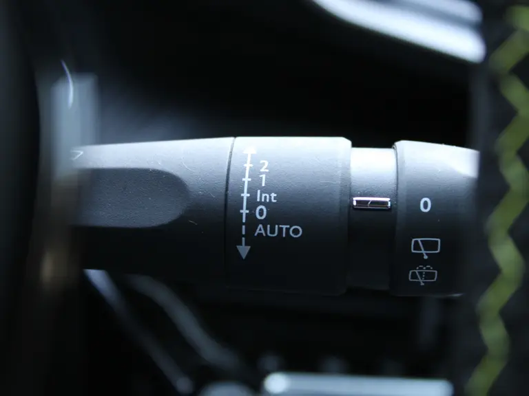 Peugeot 208 1.2 PureTech GT 100PK Navigatie, Panoramadak, Keyless start, Achteruitrijcamera, Apple CarPlay-Android Auto, Parkeersensoren voor & achter afbeelding 25
