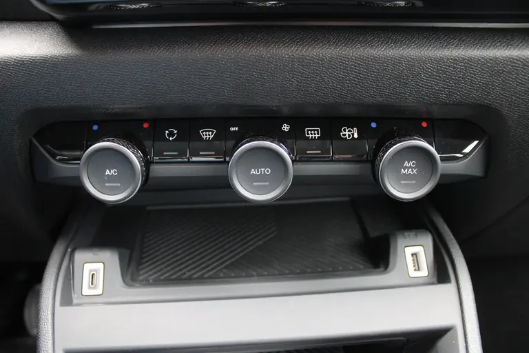 Citroën C4 1.2 Puretech 130 You Cruise/Climate control, Camera, Apple carplay/Android, Radio/DAB, afbeelding 23