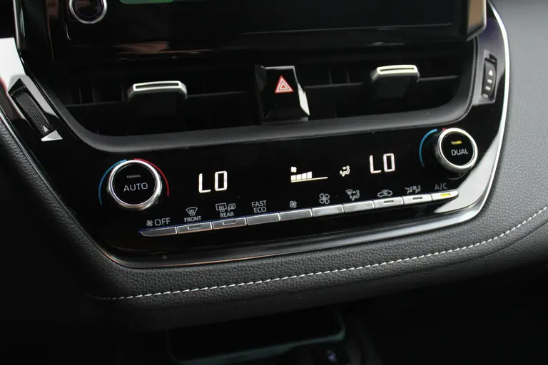 Toyota Corolla Touring Sports 1.8 Hybrid Dynamic Achteruitrijcamera, Stoelverwarming, Cruise Control Adaptief, Draadloze Telefoonlader afbeelding 24