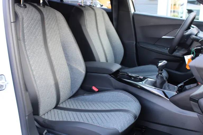 Peugeot 2008 1.2 PureTech 100PK Allure Navigatie, Camera Achter, Draadloze telefoonlader, Parkeerhulp voor en achter afbeelding 31