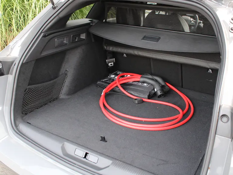 Peugeot e-308 SW GT 54 kWh 156PK Navigatie, Achteruitrijcamera, Stoel en Stuurverwarming, Parkeersensoren Voor & Achter afbeelding 11