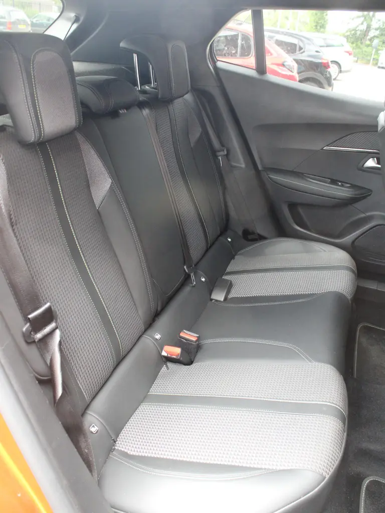 Peugeot 2008 1.2 PureTech GT 130PK Achteruitrijcamera, Navigatie en Dodehoekbewaking afbeelding 23