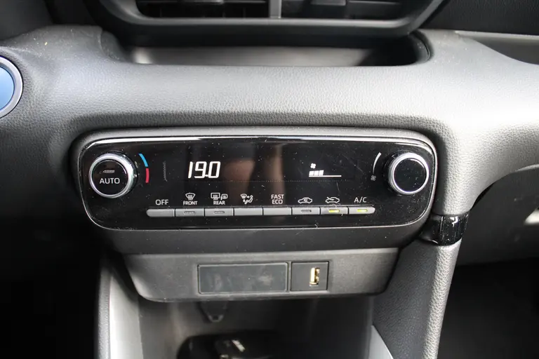 Toyota Yaris 1.5 Hybrid Dynamic Cruise Control Adaptief, achteruitrijcamera, Keyless Entry afbeelding 21