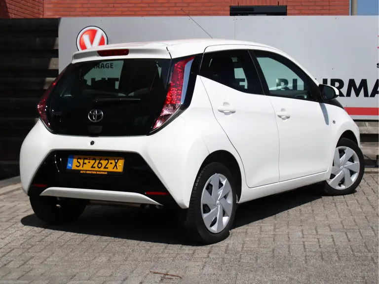 Toyota Aygo 1.0 VVT-i x-play Achteruitrijcamera, Bluetooth, Airco, Apple Carplay/Android Auto afbeelding 2
