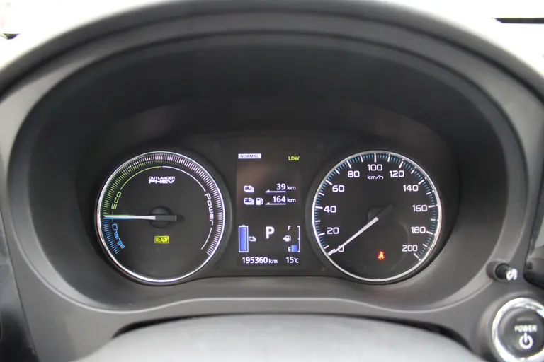 Mitsubishi Outlander 2.0 PHEV instyle+ Cruise/Climate control, Trekhaak, Sch.kanteldak,  Navigatie, Camera, Parkeersensoren Hybride batterij capaciteit: 34,2 Ah. Trekgewicht 1.500 kg. afbeelding 14