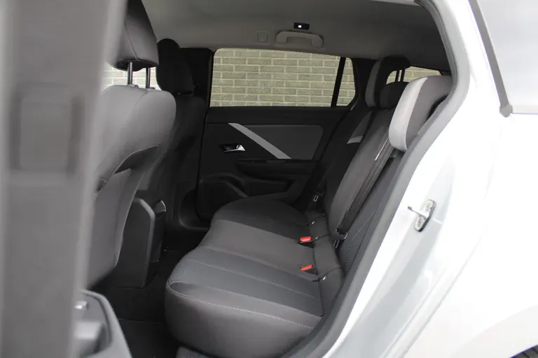 Opel Astra Sports Tourer 1.2 Level 2 Cruise en Climate Control, Parkeersensoren Voor en Achter, Navigatie afbeelding 12
