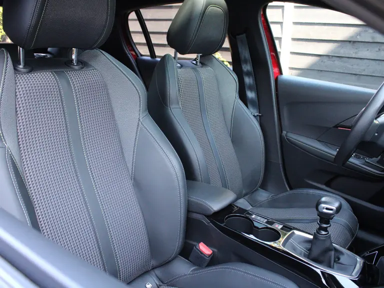 Peugeot 208 1.2 PureTech GT 100PK Navigatie, Panoramadak, Keyless start, Achteruitrijcamera, Apple CarPlay-Android Auto, Parkeersensoren voor & achter afbeelding 16