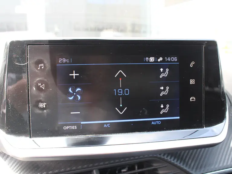 Peugeot 2008 1.2 PureTech Allure Camera, Trekhaak, Navigatie afbeelding 18