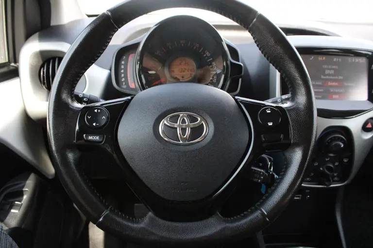 Toyota Aygo 1.0 VVT-i x-play Achteruitrijcamera, Airco, Bluetooth, Elektrische Ramen afbeelding 23