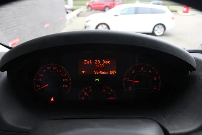 Citroën Jumper 30 2.2 BlueHDi 140 L1H1 Control Economy Climate control, Trekhaak, Navigatie, Camera, Bluetooth handsfree, Imperiaal, Sidebars, afbeelding 15