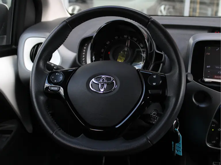 Toyota Aygo 1.0 VVT-i x-play Navigatie, Achteruitrijcamera, Carplay/Android Auto, Bluetooth, Airco afbeelding 23