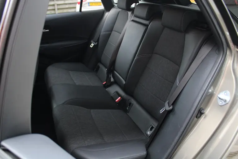 Toyota Corolla Touring Sports 1.8 Hybrid Dynamic Achteruitrijcamera, Stoelverwarming, Cruise Control Adaptief, Draadloze Telefoonlader afbeelding 6