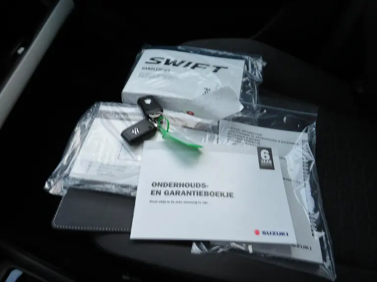 Suzuki Swift 1.2 Select Smart Hybrid, SPECIALE JUBILEUM 17 inch Velgen, Striping pakket en Sharkfinantenne afbeelding 31