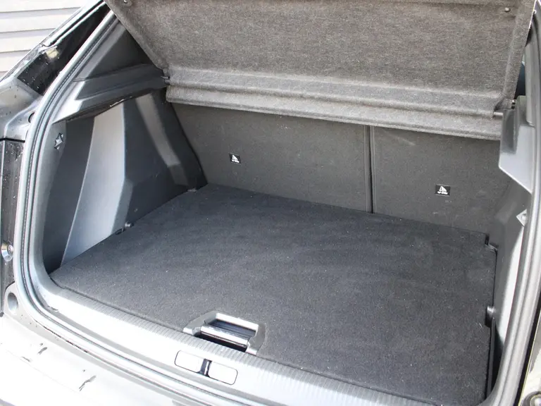 Peugeot e-2008 GT 50 kWh 136PK inclusief batterijtest Navigatie, Lichtmetalen velgen 18 inch, Keyless Entry, Dodehoek detectie afbeelding 14