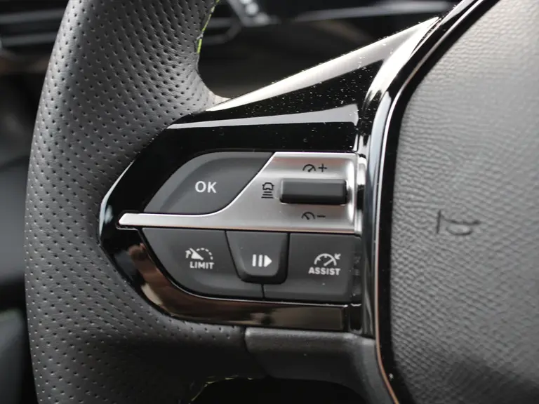 Peugeot e-308 SW GT 54 kWh 156PK Navigatie, Achteruitrijcamera, Stoel en Stuurverwarming, Parkeersensoren Voor & Achter afbeelding 19