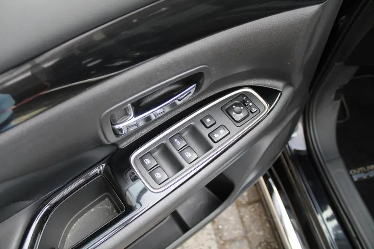 Mitsubishi Outlander 2.0 PHEV instyle+ Cruise/Climate control, Trekhaak, Sch.kanteldak,  Navigatie, Camera, Parkeersensoren Hybride batterij capaciteit: 34,2 Ah. Trekgewicht 1.500 kg. afbeelding 8