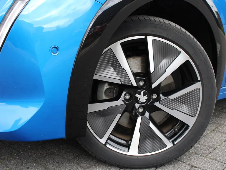 Peugeot e-208 GT Pack 50 kWh 136PK Navigatie, Alcantara Leder, Achteruitrijcamera, Keyless, Panoramadak, Parkeersensoren Voor & Achter afbeelding 2