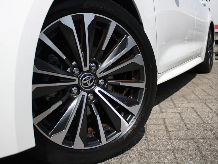 Toyota Corolla 1.8 Hybrid First Edition Automaat Achteruitrijcamera, Parkeersensoren Voor/Achter, Stoelverwarming, Cruise Control Adaptief, Climate Control afbeelding 3