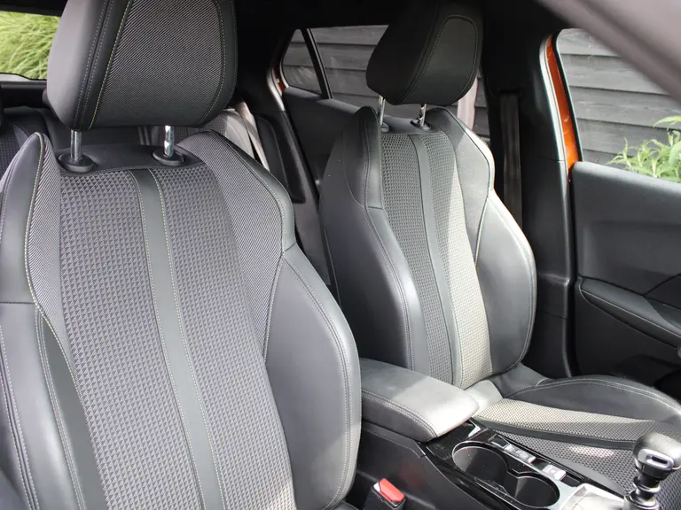 Peugeot 2008 GT-Line 1.2 PureTech 130PK Trekhaak, Navigatie, Achteruitrijcamera, Keyless Start, Parkeersensoren afbeelding 15