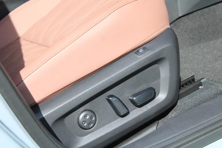 Mitsubishi Outlander 2.4 PHEV Instyle+ Lederen interieur, Elek.glazen panoramadak, Massage stoelen, 20" LM velgen, afbeelding 41