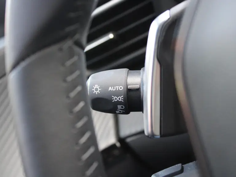Peugeot 208 Allure 1.2 Hybrid 100PK e-DCS6 Automaat Keyless, Navigatie, Achteruitrijcamera, Stoelverwarming, Adaptieve Cruise Control afbeelding 20