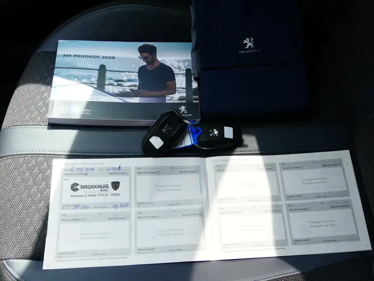 Peugeot 2008 1.2 PureTech Allure Pack, Trekhaak ,130PK, 3D cockpit, Cruise Control afbeelding 32
