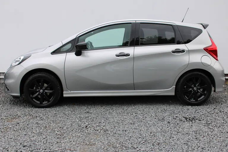 Nissan Note 1.2 Black Edition, All-Seasons, Hoge instap, Navigatie en Cruise Control! afbeelding 2