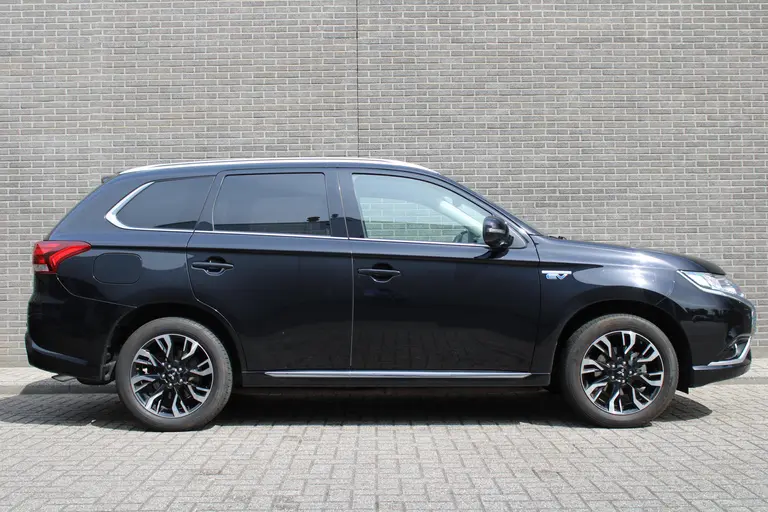 Mitsubishi Outlander 2.0 PHEV instyle+ Cruise/Climate control, Trekhaak, Sch.kanteldak,  Navigatie, Camera, Parkeersensoren Hybride batterij capaciteit: 34,2 Ah. Trekgewicht 1.500 kg. afbeelding 3