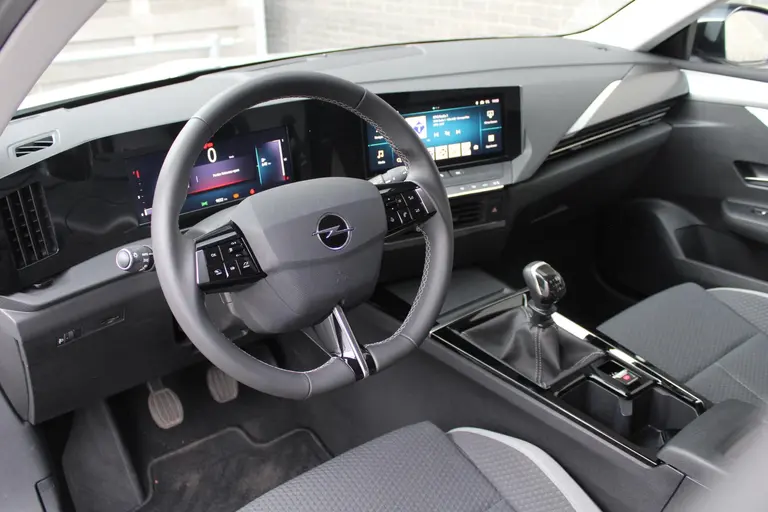 Opel Astra Sports Tourer 1.2 Level 2 Cruise en Climate Control, Parkeersensoren Voor en Achter, Navigatie afbeelding 27