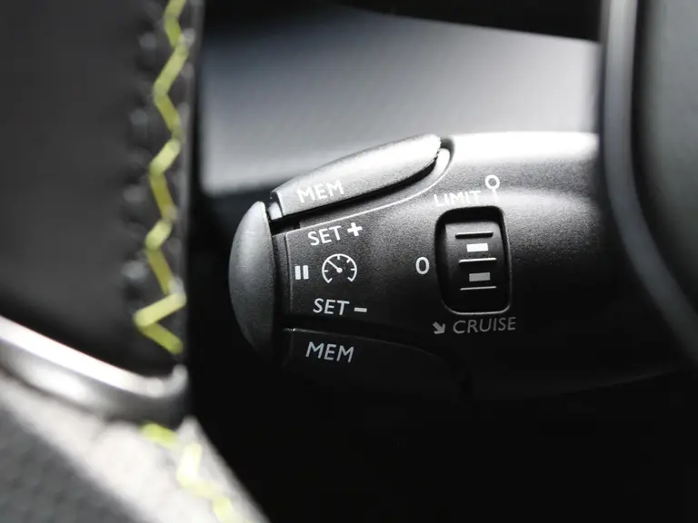 Peugeot e-2008 GT 50 kWh 136PK inclusief batterijtest Navigatie, Lichtmetalen velgen 18 inch, Keyless Entry, Dodehoek detectie afbeelding 23