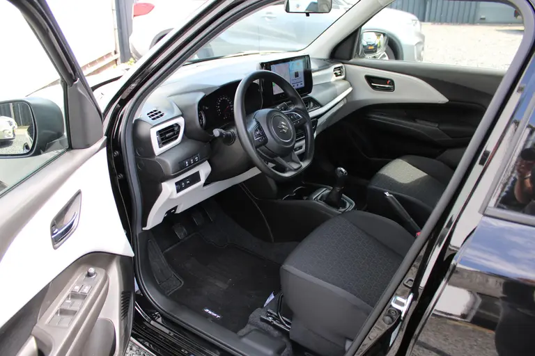 Suzuki Swift 1.2 Comfort Smart Hybrid NIEUW MET 6 JAAR GARANTIE! Navigatie, Achteruitrijcamera, Parkeersensoren Achter, Cruise Control Adaptief afbeelding 12