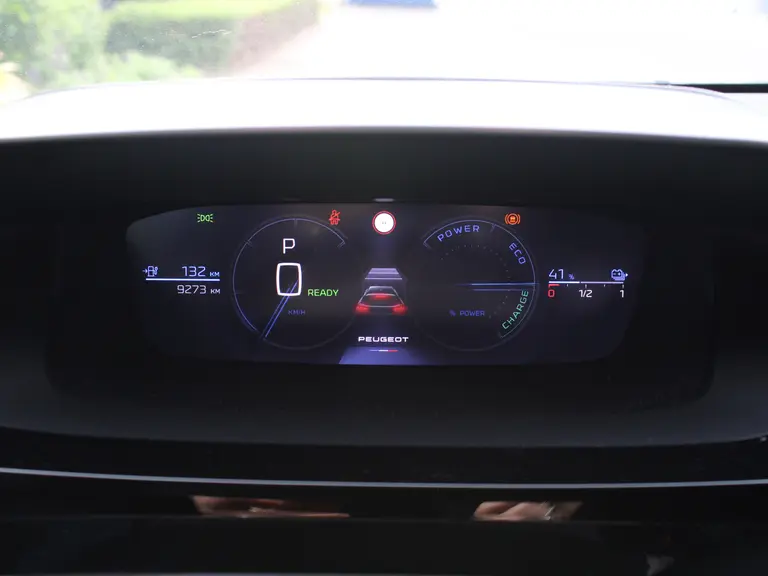 Peugeot e-308 SW GT 54 kWh 156PK Navigatie, Achteruitrijcamera, Stoel en Stuurverwarming, Parkeersensoren Voor & Achter afbeelding 17