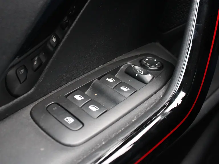 Peugeot 2008 1.2 PureTech GT-Line 110PK EAT6 Automaat Panoramadak, Camera Achter, Parkeerhulp achter, Lichtmetalen velgen afbeelding 17