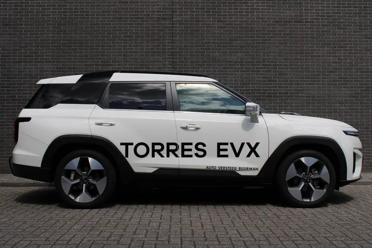 KGM Torres EVX Titanium 73.4 kWh 207pk, Grand White, 20"inch LM velgen Trekgewicht 1.500 KG. 7 jaar garantie! afbeelding 2