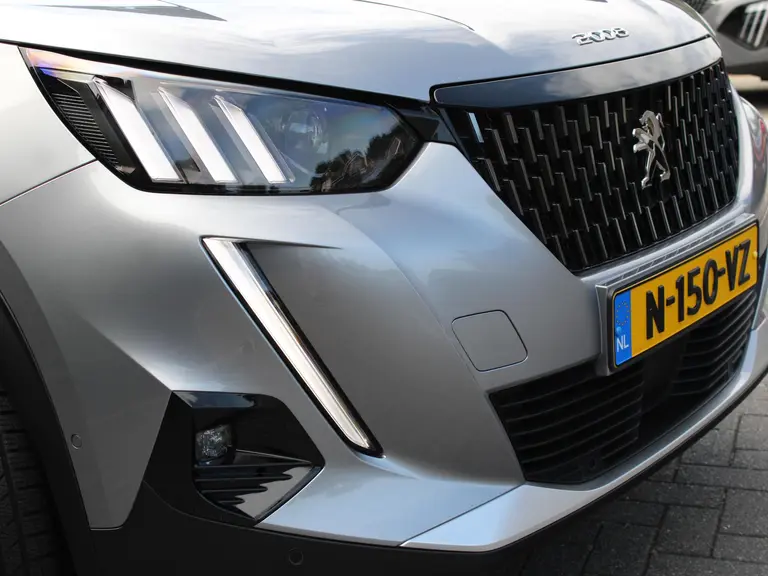 Peugeot 2008 GT Pack 1.2 PureTech 130PK EAT8 Automaat Panoramisch schuifkanteldak, Luxe Alcantara bekleding, Focal Hifi, Trekhaak afbeelding 6