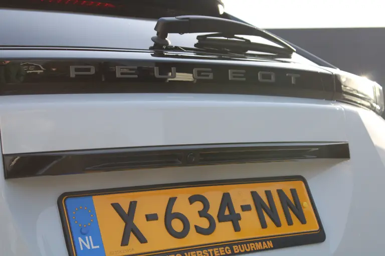 Peugeot 2008 1.2 PureTech 100PK Allure Navigatie, Camera Achter, Draadloze telefoonlader, Parkeerhulp voor en achter afbeelding 10