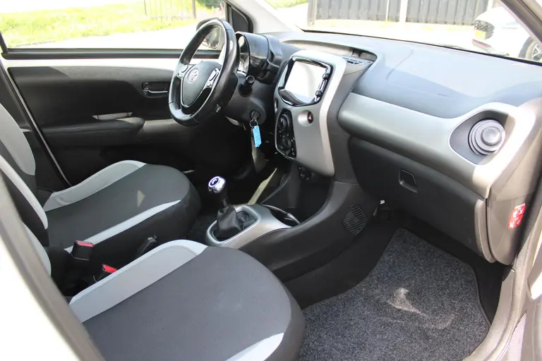 Toyota Aygo 1.0 VVT-i x-play Achteruitrijcamera, Airco, Bluetooth, Elektrische Ramen afbeelding 17