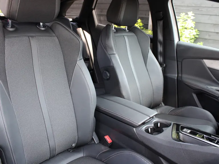 Peugeot 3008 GT 1.2 PureTech 130PK EAT8 Automaat Navigatie, Keyless, Achteruitrijcamera, Elektrische Achterklep, Apple Carplay, Android Auto afbeelding 16