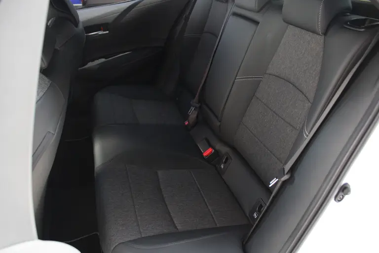 Toyota Corolla 1.8 Hybrid First Edition Automaat Achteruitrijcamera, Parkeersensoren Voor/Achter, Stoelverwarming, Cruise Control Adaptief, Climate Control afbeelding 7