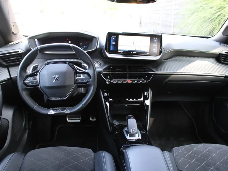 Peugeot 2008 GT Pack 1.2 PureTech 130PK EAT8 Automaat Panoramisch schuifkanteldak, Luxe Alcantara bekleding, Focal Hifi, Trekhaak afbeelding 15
