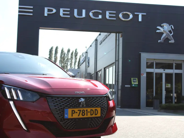 Peugeot 208 1.2 PureTech GT 100PK Navigatie, Panoramadak, Keyless start, Achteruitrijcamera, Apple CarPlay-Android Auto, Parkeersensoren voor & achter afbeelding 4
