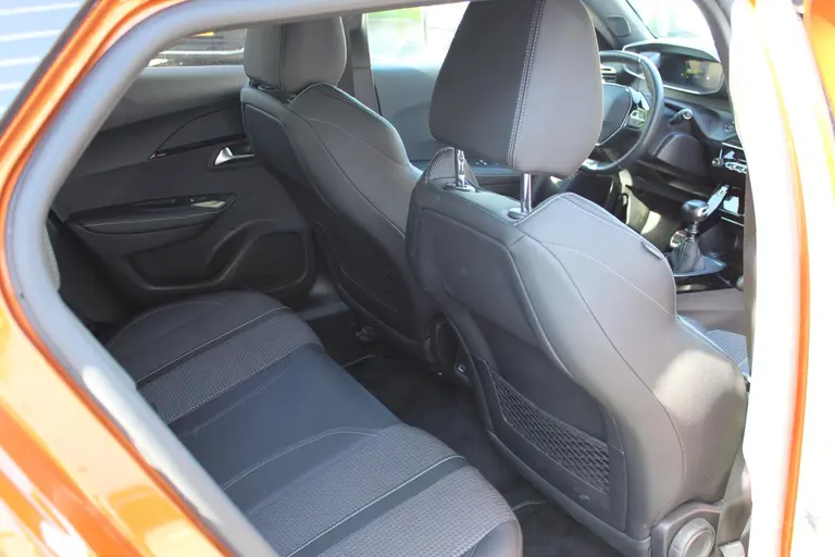 Peugeot 2008 1.2 PureTech GT 130PK Achteruitrijcamera, Navigatie, Cruise Control, Parkeersensoren afbeelding 17